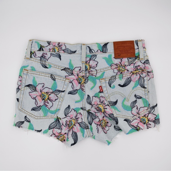 NWOT LEVI’S PREMIUM 501 High Rise Denim Hella Bloom Embroidered Floral Shorts - Picture 8 of 8